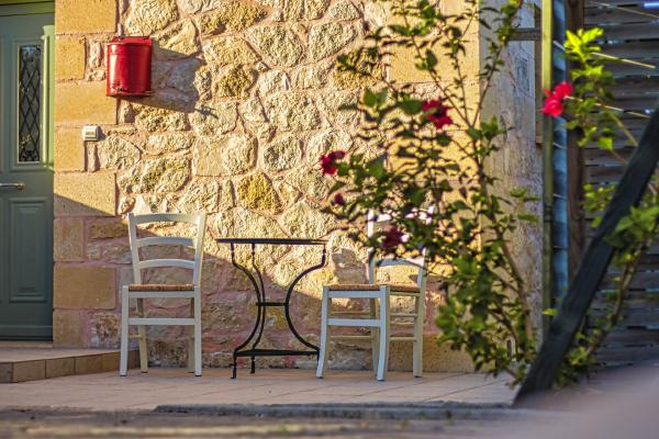 Chania villas kissamos outdoor chairs table hu11d5904d67f55b37ce7513abab2edf55 1315096 0x400 resize q75 box.jpg