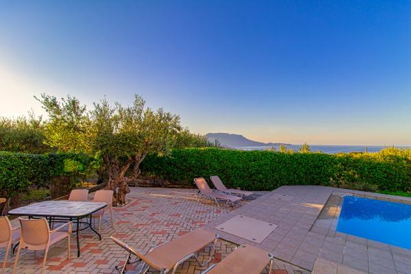 Chania villas kissamos outdoor pool sitting hu8c8fbfb4af3512176cbc5bdc8fd16d5e 1159563 0x400 resize q75 box.jpg