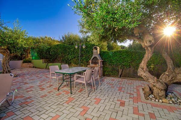 Chania villas kissamos outdoor sitting hua22e35fe3987d9b7a1b118e5f272ec7b 1726495 0x400 resize q75 box.jpg