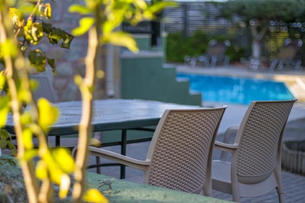 Chania villas kissamos pool area table hu 7e7b9f92d1f212df.jpg