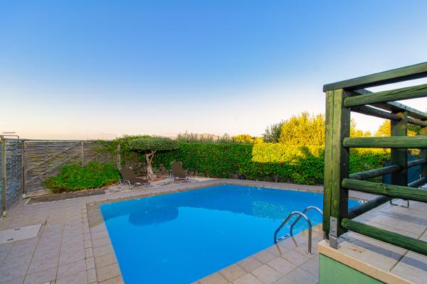 Chania villas kissamos pool view balcony hufea74c764a84eab5dba153e03bd13819 965945 0x400 resize q75 box.jpg